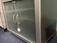 Kastje met melkglas deuren en 1 legger - afbeelding 2 van  3