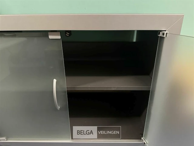 Kastje met melkglas deuren en 1 legger - afbeelding 3 van  3