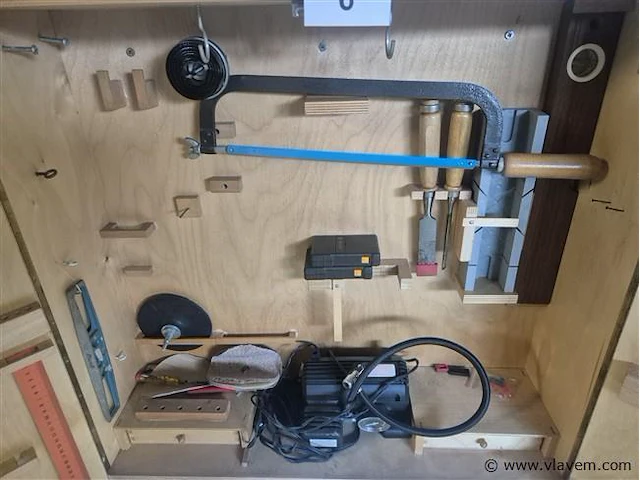 Kastje met werkmateriaal - afbeelding 2 van  3