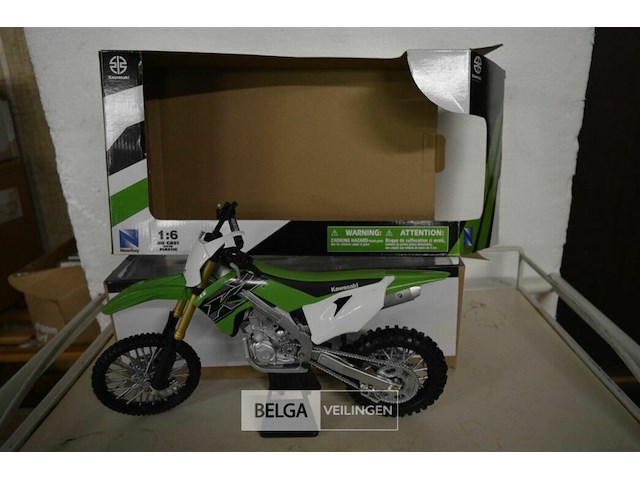 Kawasaki crossmotor schaal 1/16 - afbeelding 1 van  5