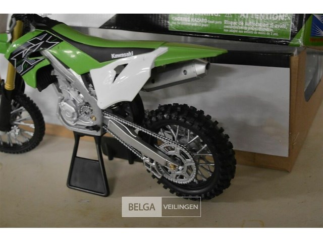 Kawasaki crossmotor schaal 1/16 - afbeelding 3 van  5