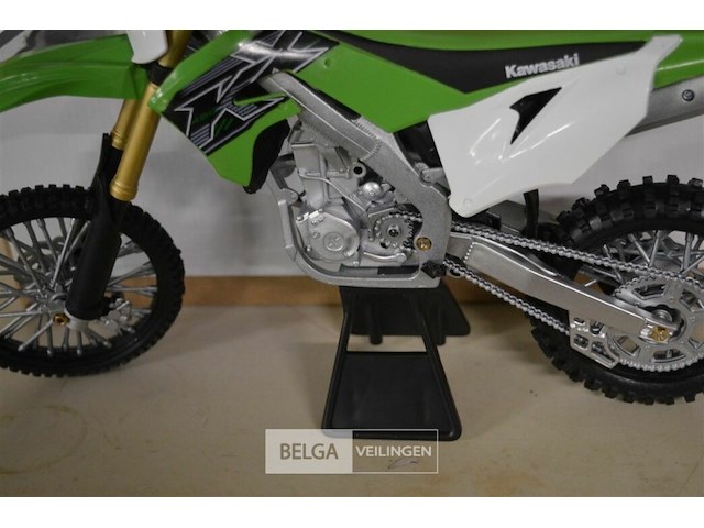 Kawasaki crossmotor schaal 1/16 - afbeelding 4 van  5