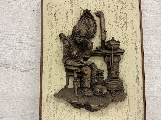 K+b52:c76unstwerkje op kader: "oude man aan stoofje" - afbeelding 2 van  2