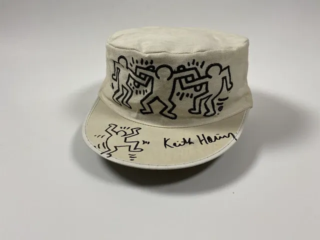 Keith haring - pet met originele tekening en signatuur - afbeelding 1 van  4