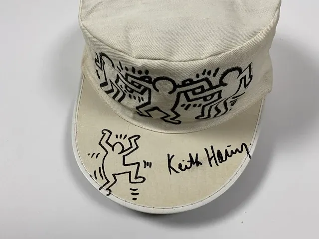Keith haring - pet met originele tekening en signatuur - afbeelding 2 van  4