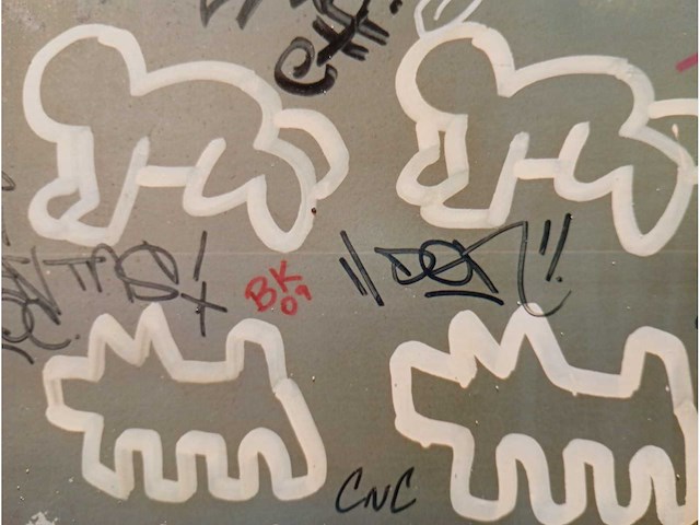 Keith haring radiant baby & barking dog - afbeelding 1 van  3