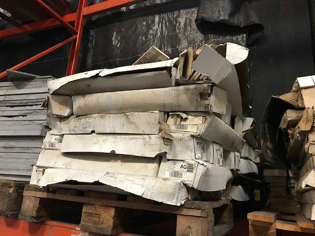 Keramische plinten/muurtegels ca. 285 lm, ca. 23m2 - afbeelding 3 van  3