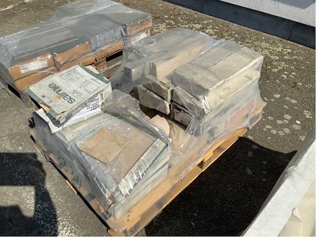 Keramische tegels ca. 4,60m2+ 1,2m2 + plinten - afbeelding 1 van  3