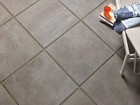 Keramische tuintegel 11,68m2 factory greige 60x60cm gerectificeerd - afbeelding 1 van  5