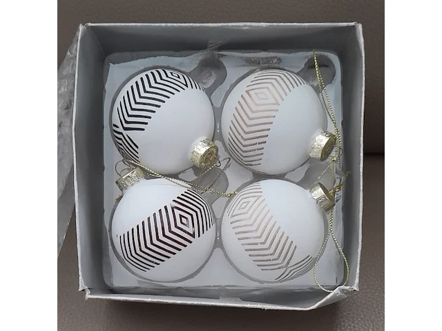 Kerstbal wit bedrukt met goud en zilver - afbeelding 1 van  3
