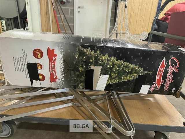 Kerstboom met verlichting ± h 210cm - afbeelding 1 van  4