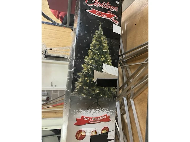 Kerstboom met verlichting ± h 210cm - afbeelding 2 van  4