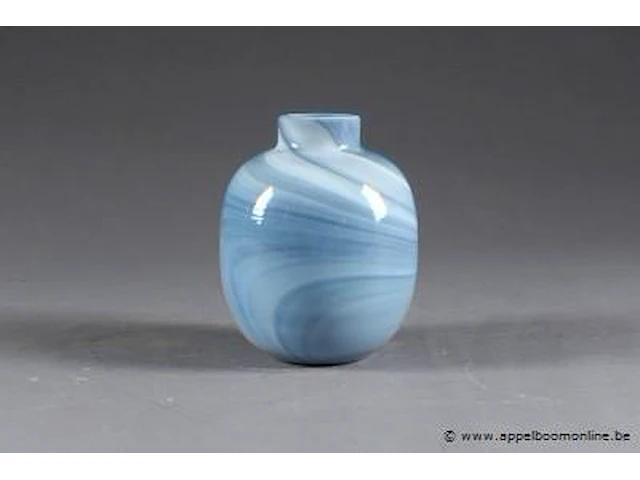 Kerttu nurminem (1943), pour nuutajärvi. vase marmori, verre opaque bleu nuagé de gris. vers 1980. hauteur: 13 cm. - afbeelding 1 van  1
