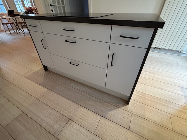 Keuken met inrichting en kookeiland - afbeelding 3 van  14