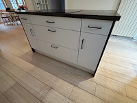 Keuken met inrichting en kookeiland - afbeelding 3 van  14