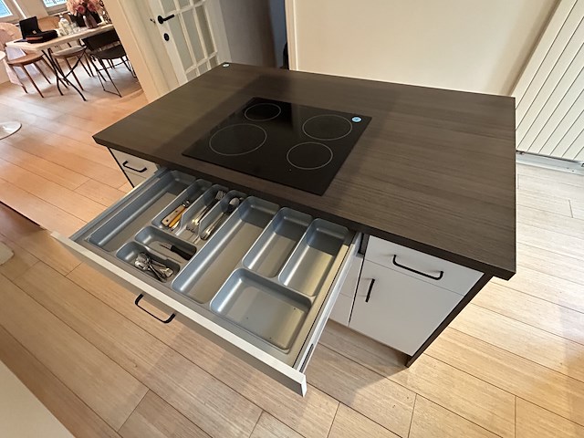 Keuken met inrichting en kookeiland - afbeelding 4 van  14