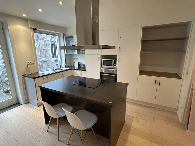 Keuken met inrichting en kookeiland - afbeelding 1 van  14