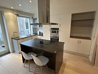 Keuken met inrichting en kookeiland - afbeelding 1 van  14