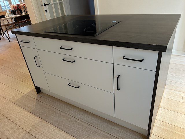 Keuken met inrichting en kookeiland - afbeelding 10 van  14