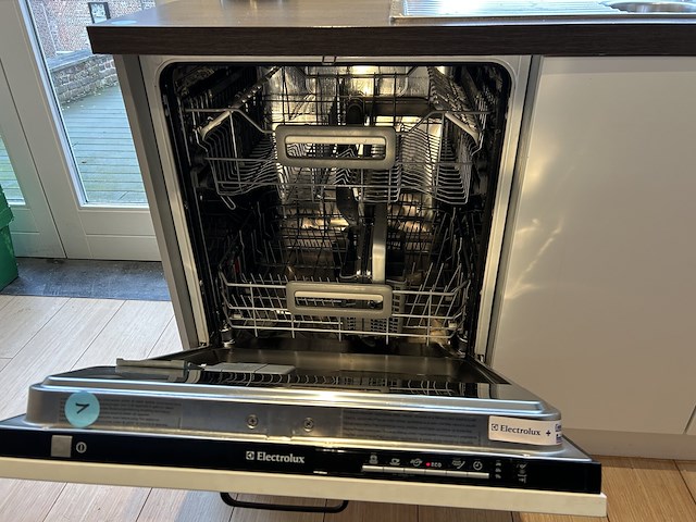 Keuken met inrichting en kookeiland - afbeelding 11 van  14