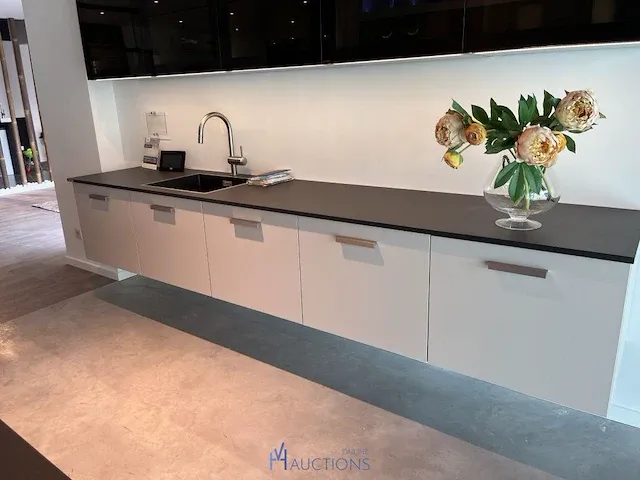 Keuken met kookeiland - afbeelding 2 van  12