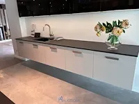 Keuken met kookeiland - afbeelding 2 van  12