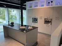Keuken met kookeiland - afbeelding 1 van  12