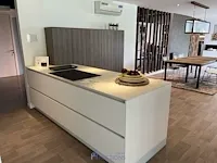 Keuken met kookeiland - afbeelding 3 van  9