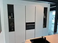 Keuken met kookeiland - afbeelding 2 van  11