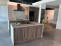 Keuken met kookeiland - afbeelding 1 van  16