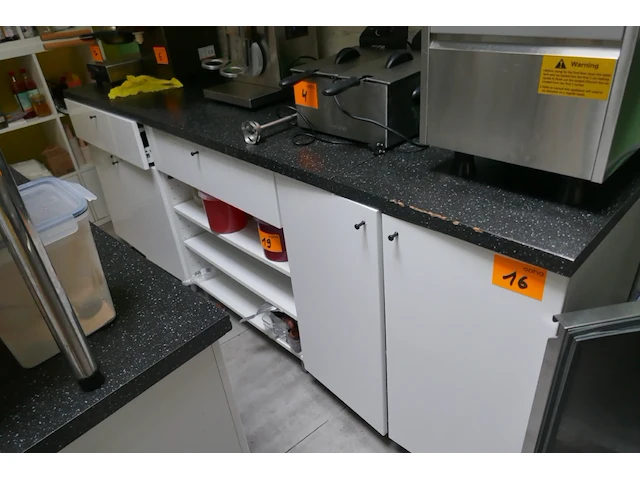 Keukeninrichting formica kasten - afbeelding 1 van  5