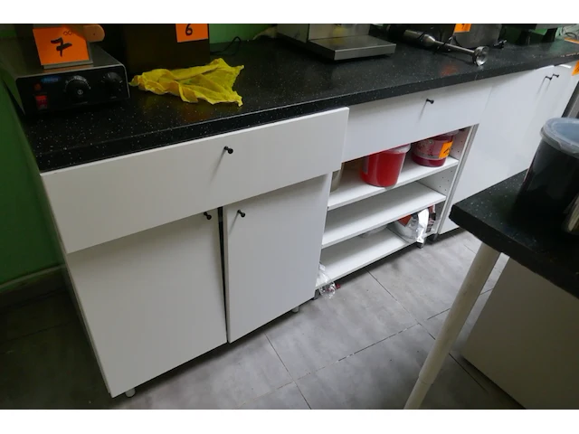 Keukeninrichting formica kasten - afbeelding 2 van  5