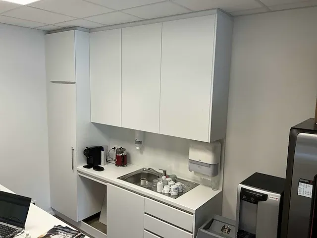 Keukenopstelling wand 250 cm + koelkast electrolux - afbeelding 1 van  10