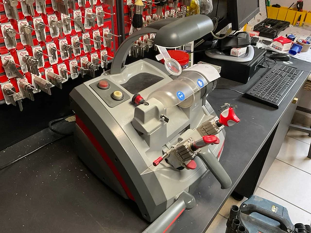 Keyline carat quattro sleuteldupliceermachine - afbeelding 4 van  10