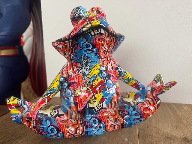 Kikker yoga graffiti h24,5cm - afbeelding 1 van  2