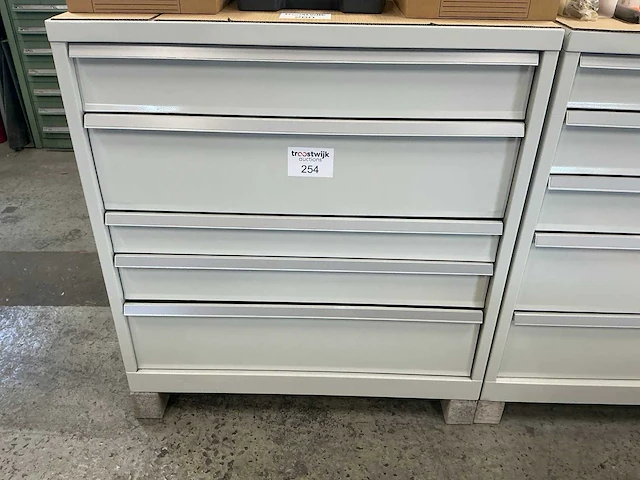 Kind 5-laden materiaalkast - afbeelding 1 van  3
