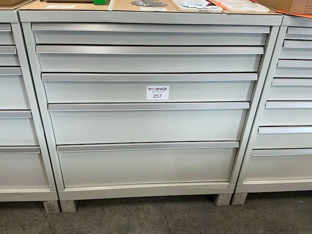 Kind 5-laden materiaalkast - afbeelding 1 van  3