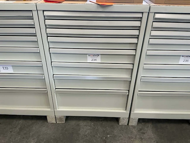 Kind 8-laden materiaalkast - afbeelding 1 van  5