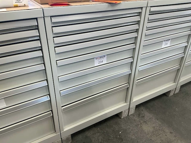 Kind 8-laden materiaalkast - afbeelding 3 van  5