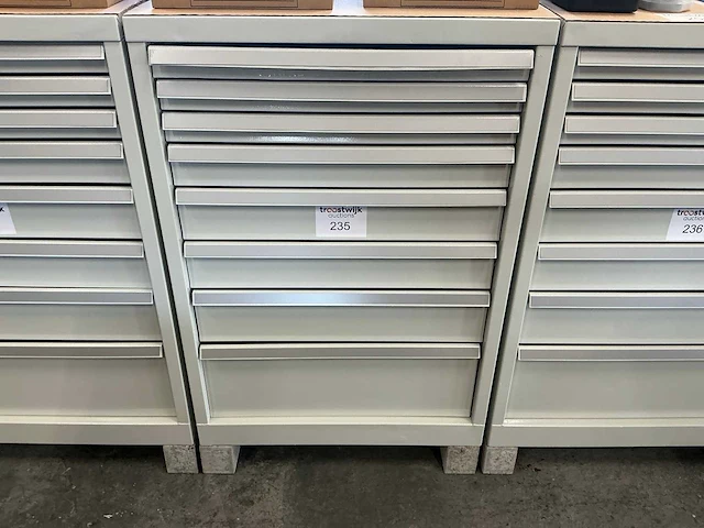 Kind 8-laden materiaalkast - afbeelding 1 van  3