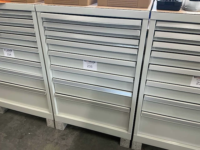 Kind 8-laden materiaalkast - afbeelding 2 van  3
