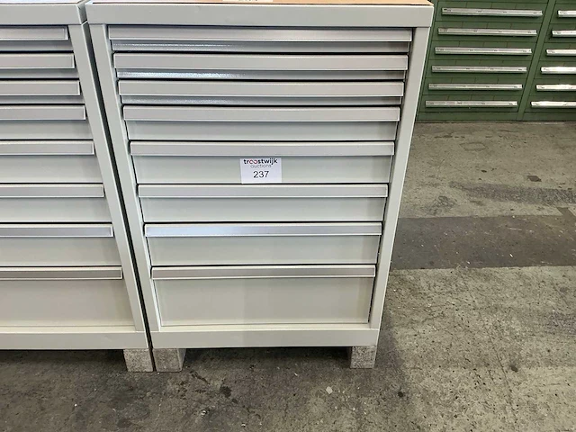 Kind 8-laden materiaalkast - afbeelding 1 van  5
