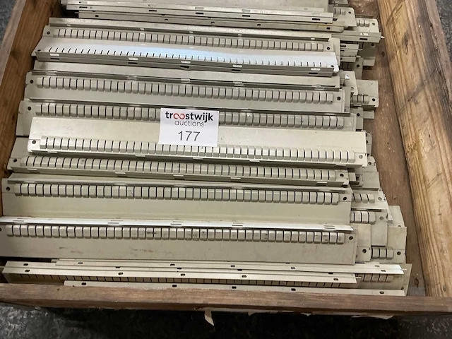 Kind partij metalen gegleufde tussenschotten - afbeelding 2 van  5