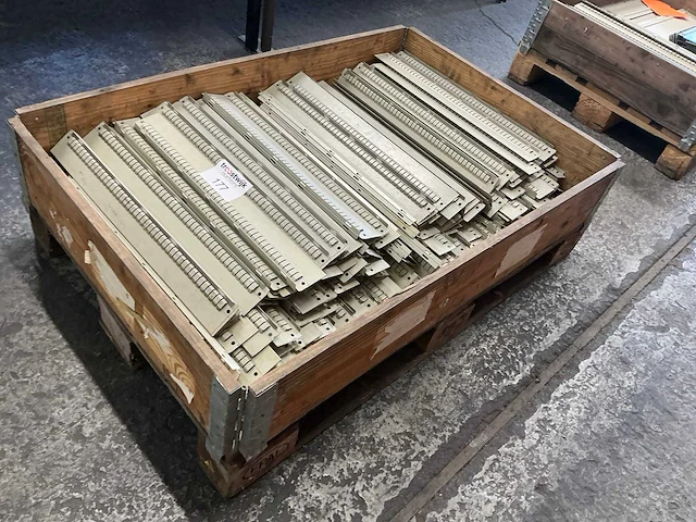 Kind partij metalen gegleufde tussenschotten - afbeelding 5 van  5