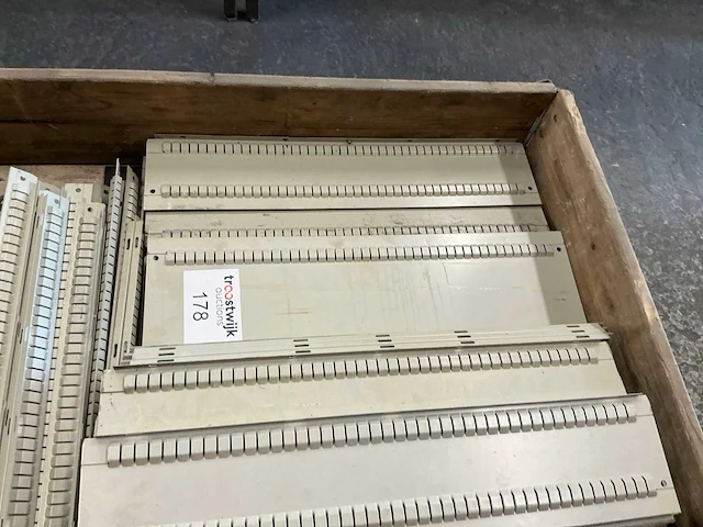 Kind partij metalen gegleufde tussenschotten - afbeelding 4 van  6