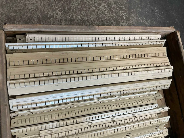 Kind partij metalen gegleufde tussenschotten - afbeelding 6 van  6