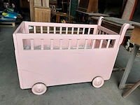 Kinderbedje op wielen
