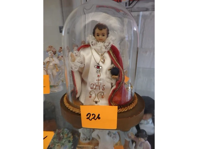 Kindje van praag onder stolp hoogte 18cm - afbeelding 1 van  1
