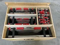 Kist met 197 lijmklemmen
