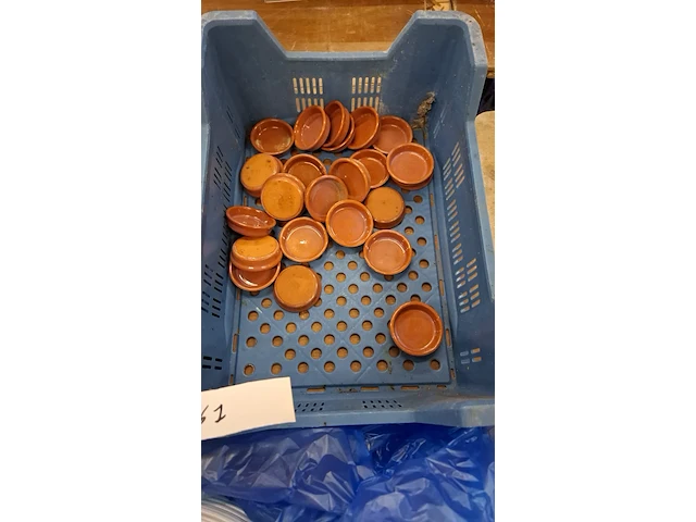 Kist met aardewerk amuzeschaaltjes - afbeelding 1 van  1